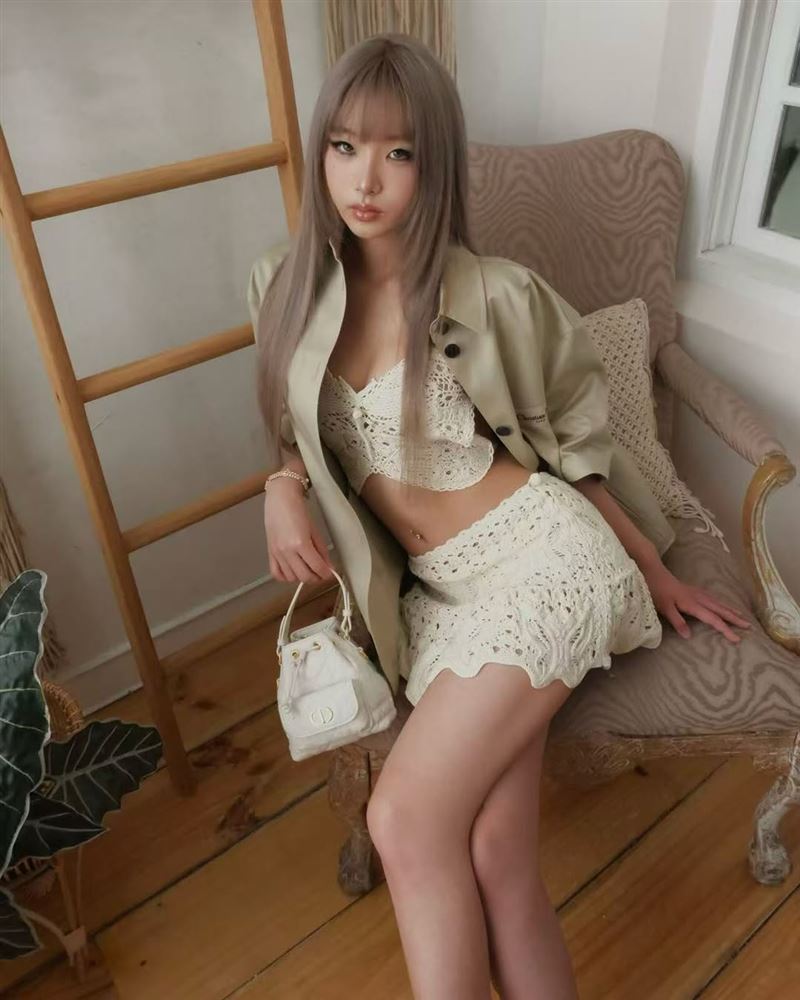 小S女兒出國1年大變身！白蕾絲透視裝「中空深V」　火辣美照網全看暈