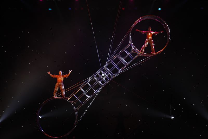 人體極限秀登小巨蛋!「鐵顎旋轉」靠牙齒吊掛185kg 挑戰金氏世界紀錄