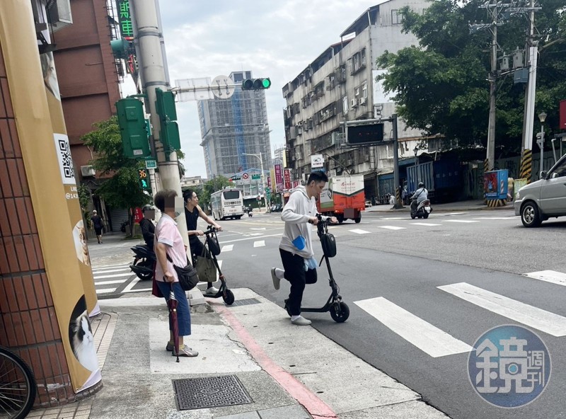 咻咻滑過去!林書豪、林書緯闖紅燈 路人過馬路嚇到側目