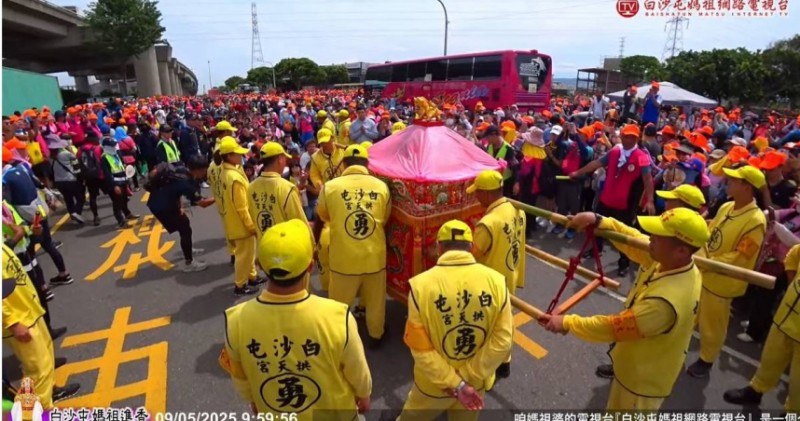 白沙屯媽祖進香亂象！香燈腳拿結緣品不吃還亂丟　他氣炸：蹧蹋別人愛心