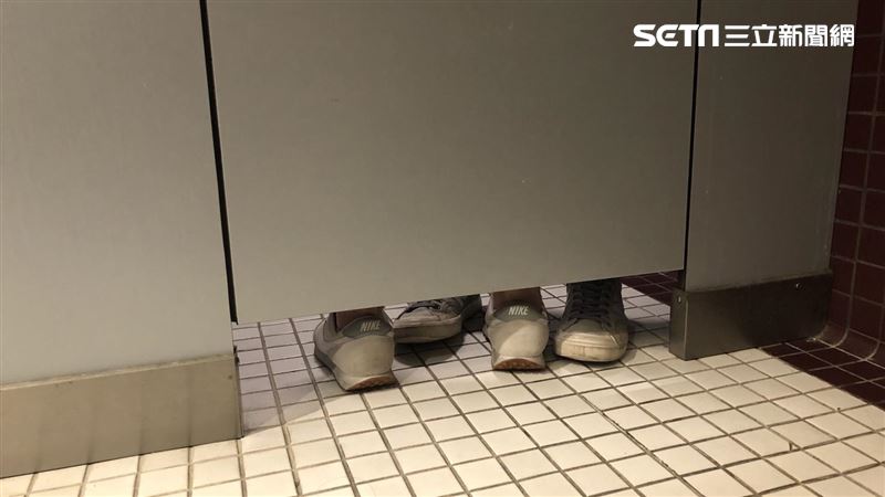 保守人妻遭疑性成癮！野外勾引人夫　廁所激情「上演四腳獸」