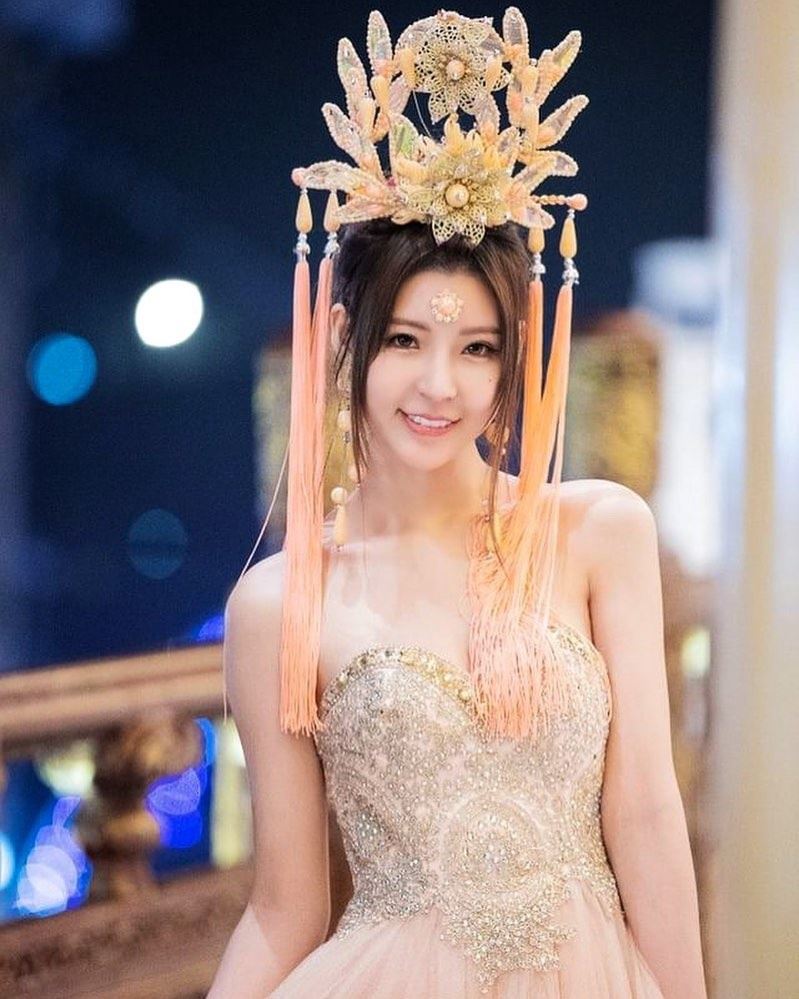 破天荒過激尺度同框!兩大「最美禮生」泳池合體 超辣泳衣網全暈爛