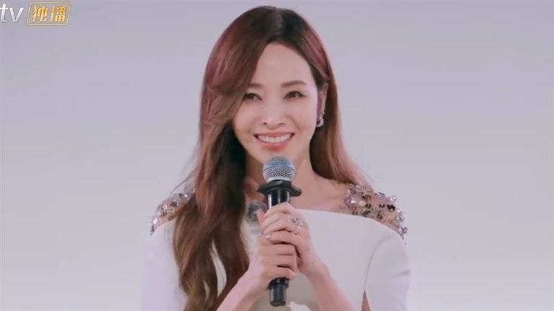 侯佩岑才成團…衰遭隊友拖下水!她「1舉動」惹怒粉絲:少來沾邊