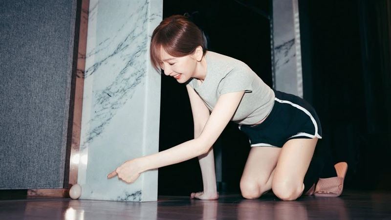 王心凌穿真理褲立蛋！這一趴下動作噴鼻血　意外曝光背後驚人場面