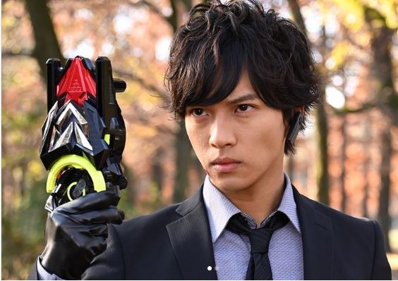 「假面騎士」變律師！沉寂近4年學霸男星突宣布：我通過司法考試了