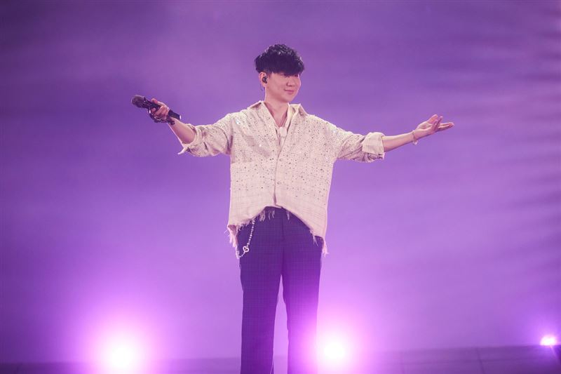 林俊傑拚了！800萬超跑開進大巨蛋　緊牽辣妹「身份曝光」