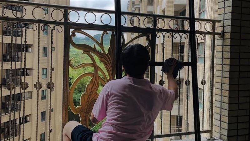 大樓窗戶清潔工跪地洗刷！轉身竟是大咖歌手　近況曝光獨居單身