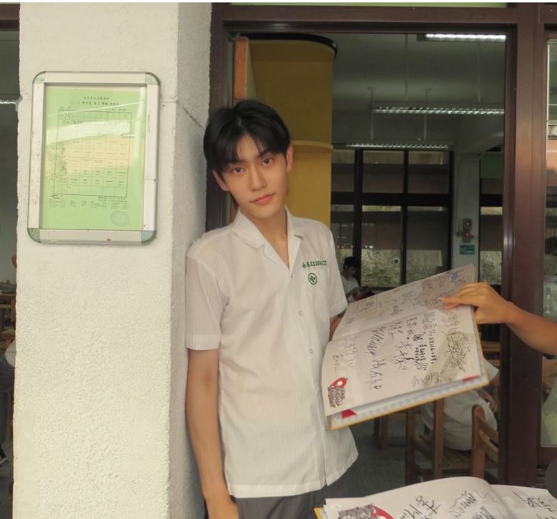 18歲「永春校草」獲封台版金道英　「媽媽」是大咖女神！羞曝：很照顧我