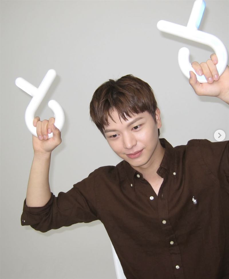 男偶像鏡頭前「手伸褲襠摸下體」1聞氣味表情變了　網怒轟：太噁