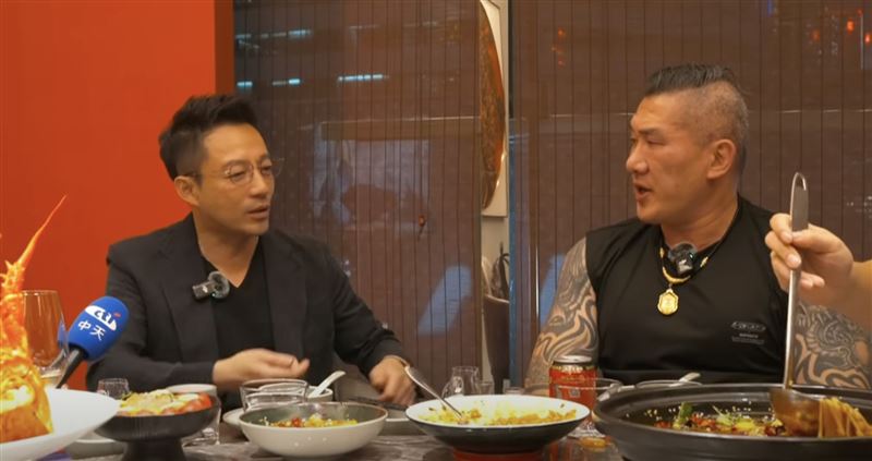 合體館長直播「飆45萬人觀看」創紀錄　汪小菲狂做1舉動被抓包：尬聊！