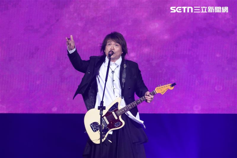 伍佰真的不唱了「一開口大家就搶唱」小巨蛋化身萬人KTV 付錢唱給他聽