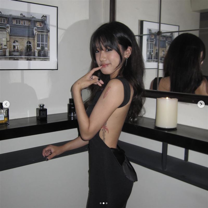 梧桐妹「一片布」蔽體火辣迎20歲　裸背深U挖到股溝！一轉側身露螞蟻腰