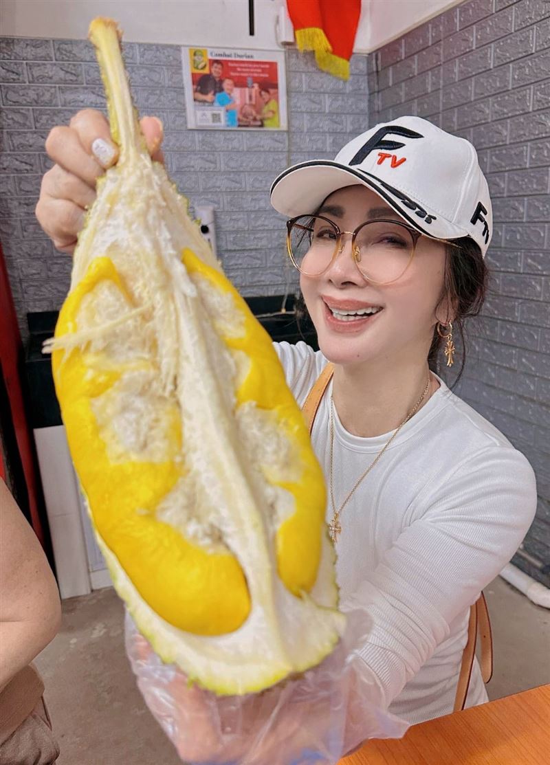 陳美鳳出國「脫到剩比基尼」！水中反射一片肉色　68歲激辣身材包不住