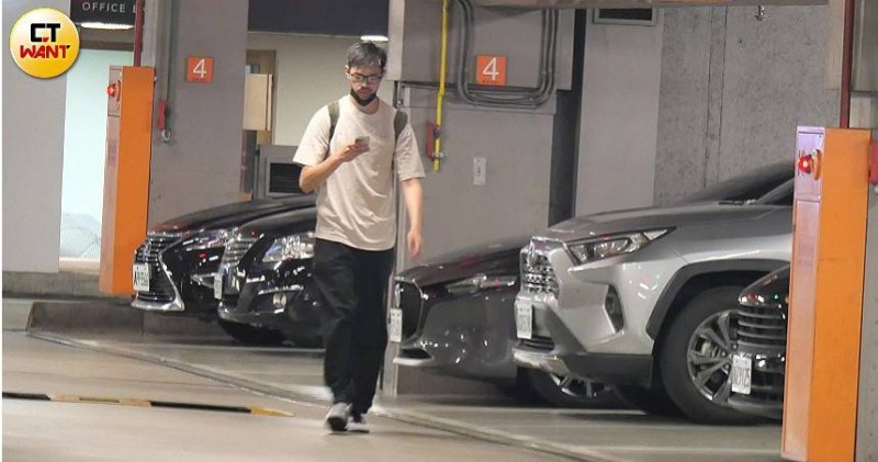 陳大天爆閃兵10天後露臉了！直擊深夜密會「演藝圈大咖」