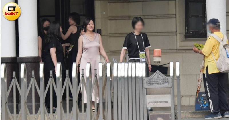 劉品言頂5個月孕肚燦笑現身 老公連晨翔專車接送愛妻