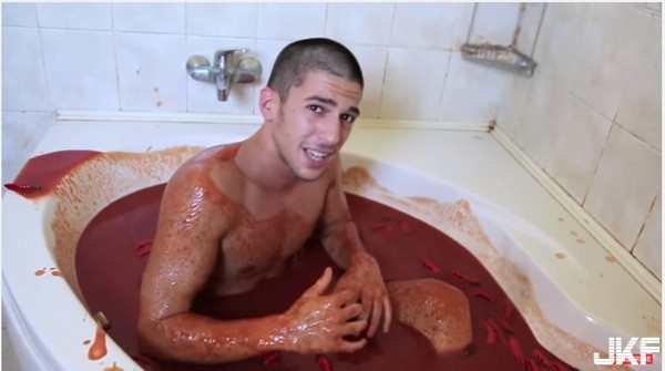 他用1250瓶辣椒醬泡澡　網友：肛門有沒有覺得辣辣的？