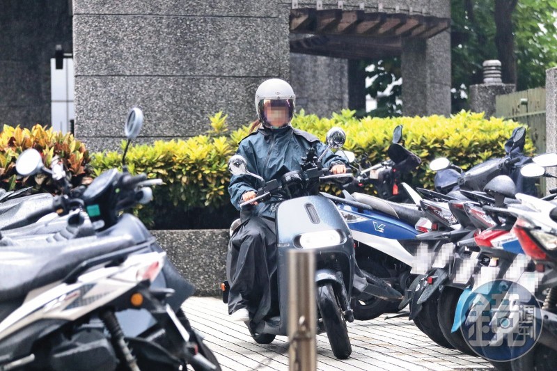 富商忘年40女密友！她赴約前先遛狗　熟門熟路大方進黃柏漙家