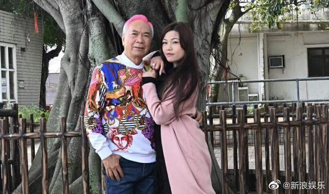 刑滿釋放！74歲資深男星「淚接未婚妻出獄」　差36歲爺孫戀將完婚