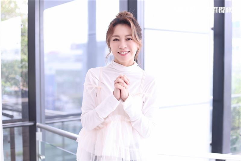 不滿乘客「先上公車坐外側」！女星氣炸轟「落後社會」　兩派網友戰翻