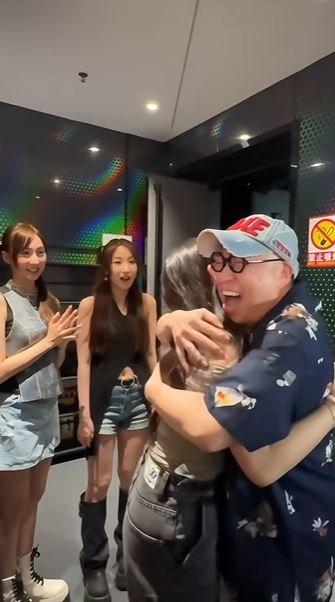 18歲女星「胸貼胸擁抱離婚男星」！親暱瞬間全被拍　粉急喊：放開那女孩