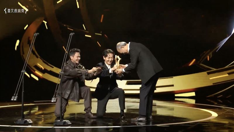 73歲金士傑奪第一屆劇王！感性謝小25歲妻子　劉冠廷、施名帥跪著頒獎