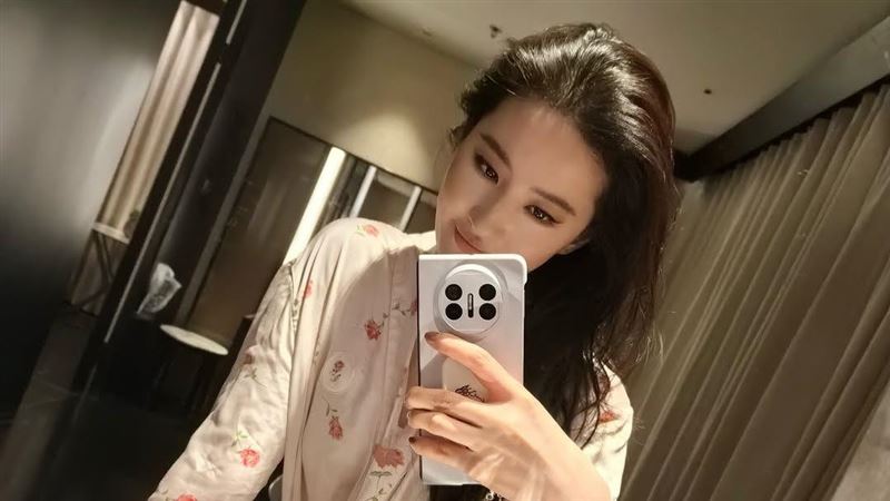 劉亦菲衣服超貼！自拍卻被鏡子出賣「37歲真實身材」　遭酸：要注意