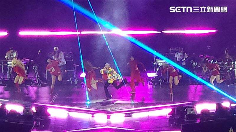 GD攻蛋開唱「放話帶Bigbang回歸」！萬名粉絲炸翻：明年來了