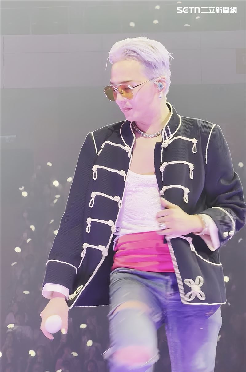 賈靜雯朝聖GD！「發文吐4字」粉絲秒炸鍋：真的好諷刺