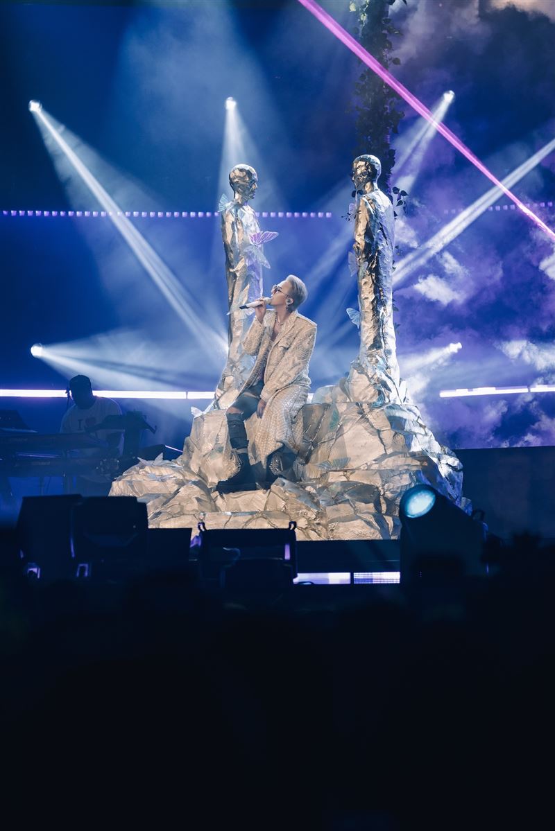 直擊／GD清唱〈月亮代表我的心〉告白「我會回來」：繼續陪在我身邊