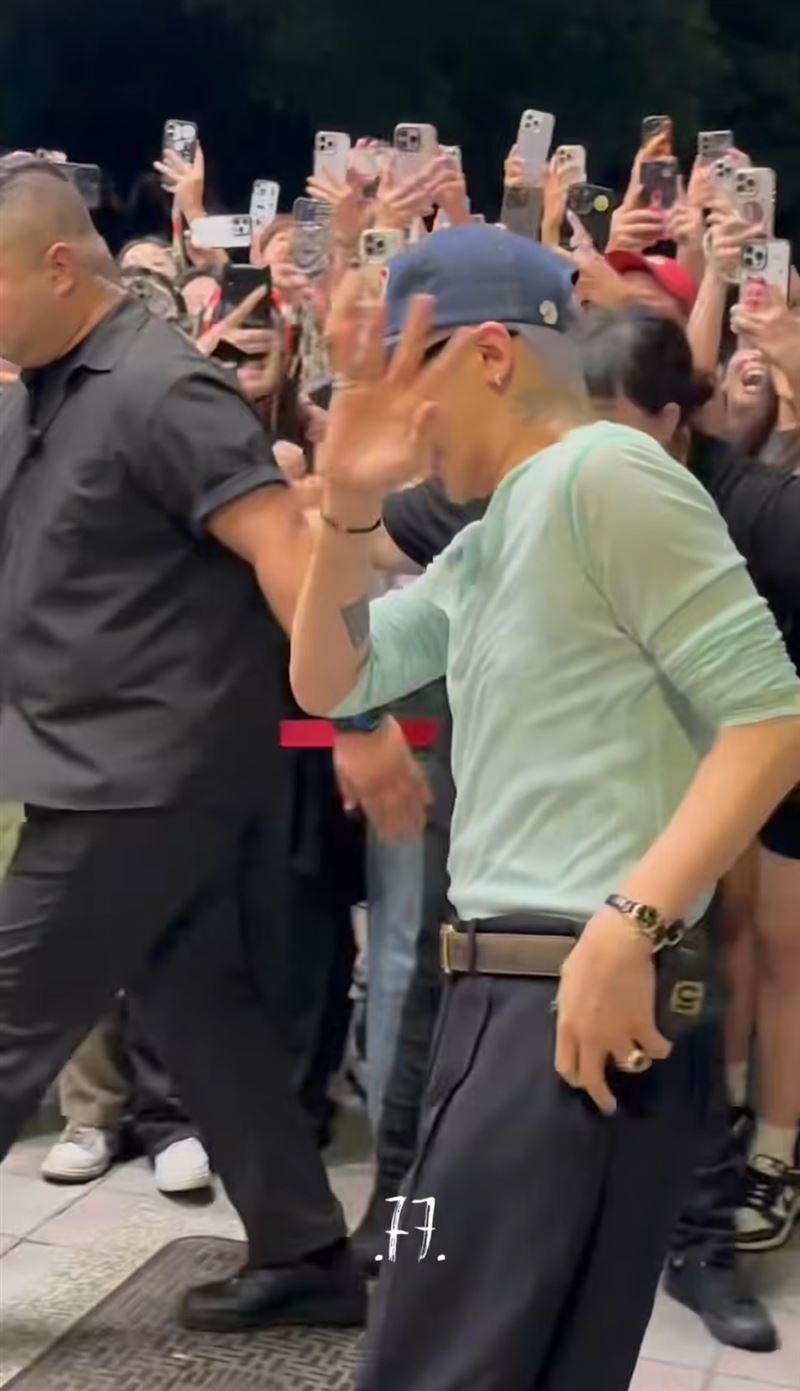 GD深夜現身餐廳慶功!粉絲擠爆包圍尖叫 他害羞「脫帽致意」場面超瘋狂