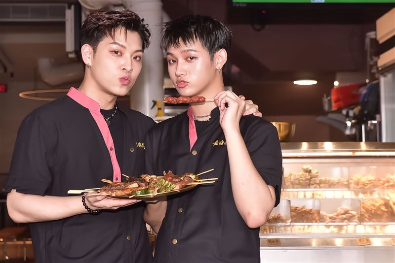 BL劇CP浪漫談情「魂都飛了」　吃麵太緊張狂NG！竟當場變「吃播」