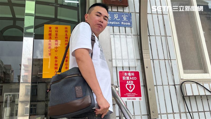 朝館長撒冥紙被壓制！吃屎哥控遭圍毆　挺罷高喊：還有千千萬萬個我