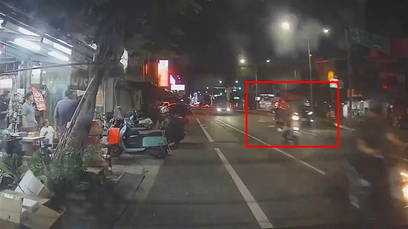 囂張新視角曝光！槍手單手騎車連轟「鳳梨」座車12槍