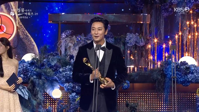 電視青龍獎／朱智勛擊敗李秉憲奪帝！IU爆哭封后「朴寶劍台下秒拍」