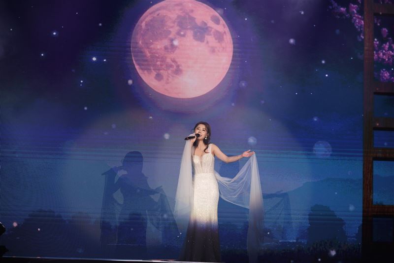 父敗血症病危！本土女星台上哭了　獻唱「這首歌」親曝現況