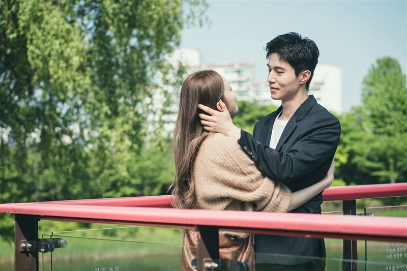 雙李長腿CP太養眼！李棟旭、李聖經「談黑幫虐戀」　他崩潰搥牆逼哭粉絲