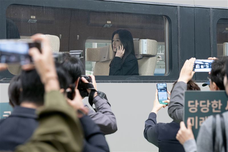 女神全智賢「陷北韓間諜風暴」!揭總統候選人遇襲陰謀 上演諜戰羅曼史