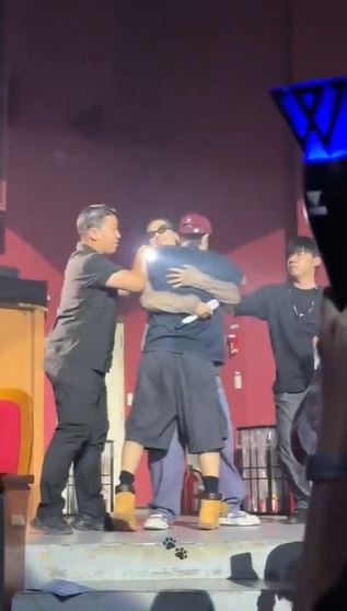 SJ東海被當失控狂粉！演唱會上擁抱好友　「保鑣嚇到緊急架開」畫面曝光