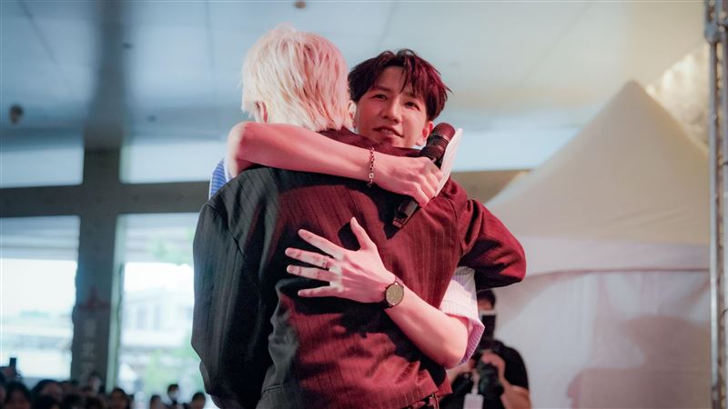 羅志祥風波牽扯愛徒！消失演藝圈多年再度合體　台上擁抱粉絲台下泛淚