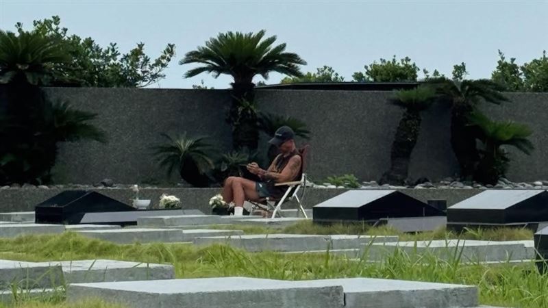 具俊曄獨坐墓園守候大S！照片傳到韓國　韓網見這幕心痛：太殘酷了