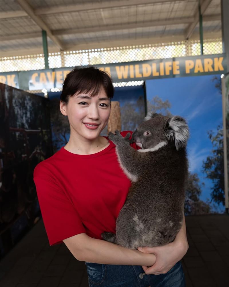 綾瀨遙脫了！「上半身全裸」站飯店窗邊　大尺度畫面網看傻