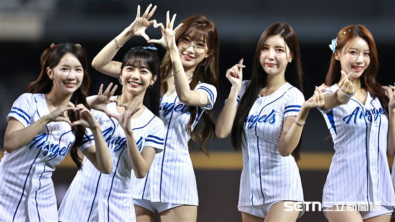獨家／Fubon Angels學樂天女孩穿「腸衣」？　禾羽曝2件連身應援服差異