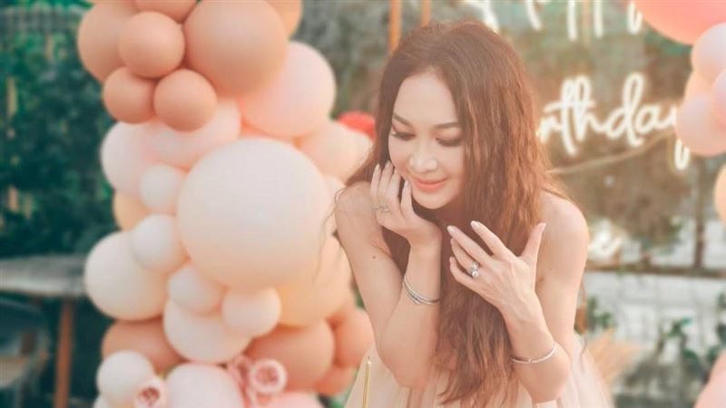 溫碧霞歡慶59歲生日辣露性感側乳　尪宴會上「突扯養子衣領」舉動惹議