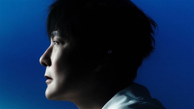 張信哲震驚變共犯！事件裡沈默裝沒看到　質疑能否勇敢說實話