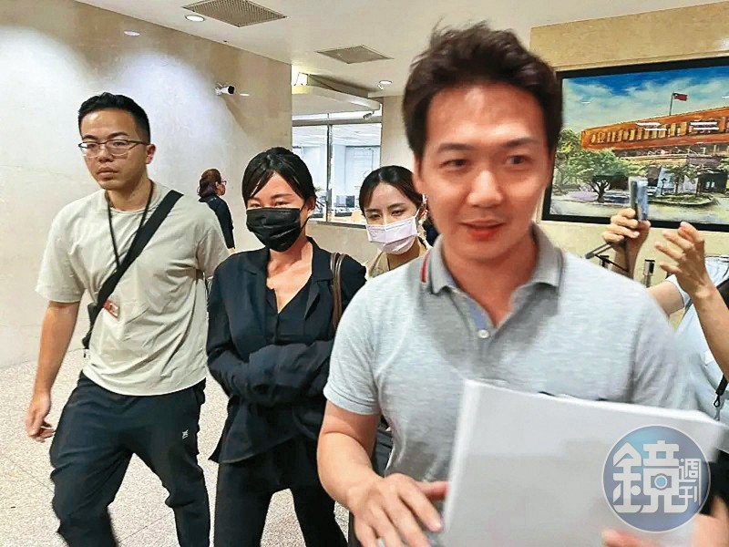 仙塔律師形象全毀 事務所招牌悄撤下!曾同桌貴婦急撇清