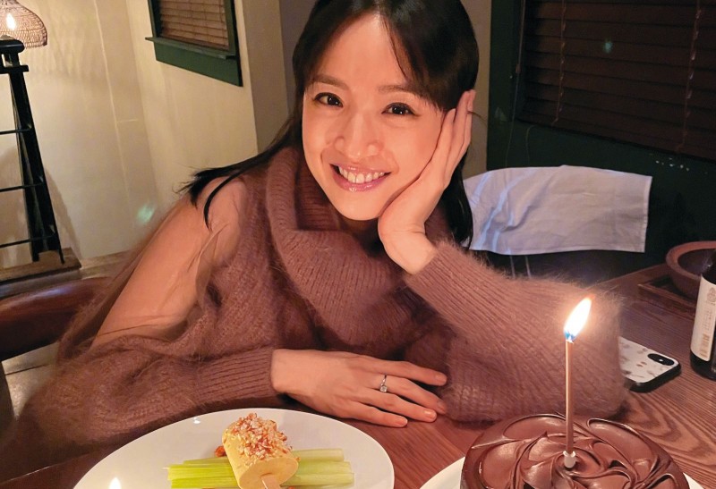 捕獲野生林依晨　產後一個半月「素顏零偽裝」狀態曝光引熱議