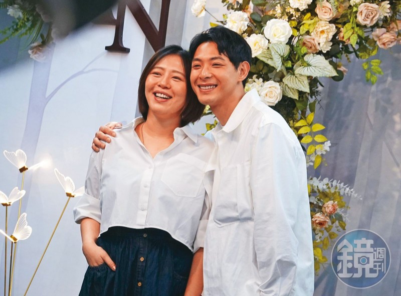 人妻劉品言登記！一家四口奔戶政　連晨翔背後環抱劉品言一舉動狂灑糖