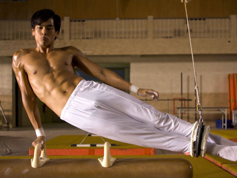 彭于晏鐵血特訓8個月！44吋胸肌與8塊腹肌這樣練來的