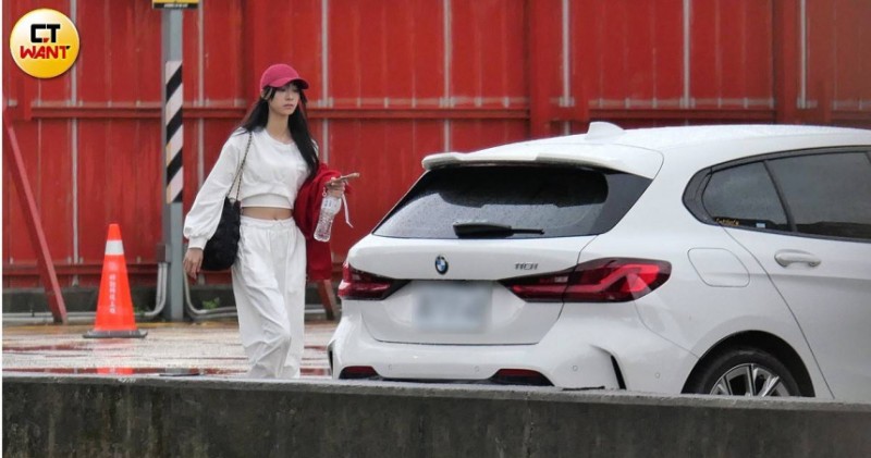 行蹤成謎／獨家直擊！樂天女孩嘎琳夜奔商辦大樓　行李箱一推消失3天