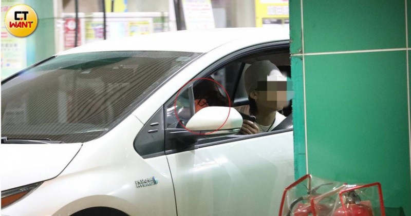 李芷霖狠甩「小三」臭名　正牌造型師男友現身溫馨接回家